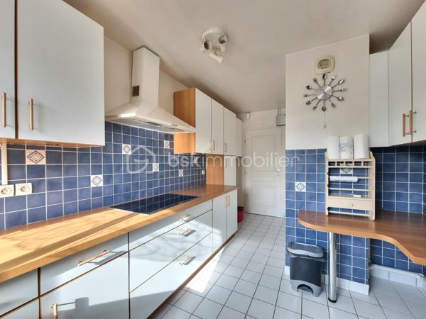 Venez découvrir SANS TARDER ce bel appartement lumineux et confortable avec terrasse, idéalement situé à Nangis, au sein d’une résidence calme et proche du centre-ville. Vous profiterez d’un environnement pratique et agréable avec commerces, commodités, écoles et gare SNCF (ligne P) sur place.

Au premier étage d’une résidence de seulement deux étages avec ascenseur, cet appartement d'une surface de 123 m² vous séduira par ses beaux volumes et ses espaces extérieurs. Il se compose d’une entrée, d’un WC indépendant avec lave-mains, d’une cuisine aménagée, d’un vaste salon-séjour de 60 m² lumineux et avec un accès direct à une grande terrasse d’environ 37 m² ce qui vous offre un bel espace de vie extérieur, d’une grande salle d’eau ainsi que deux chambres dont une dispose d’une penderie. Vous apprécierez également la loggia bénéficiant de deux accès pratique depuis une chambre et la salle d’eau.
 
Pour compléter ce bien, vous disposerez également d’un garage.

Les ++ Bonne performance énergétique C, beaux volumes, espaces extérieurs, fenêtres doubles vitrages, volets roulants électrique, interphone !!

Un appartement rare par ses volumes, sa luminosité et ses espaces extérieurs, offrant un cadre de vie à la fois confortable et fonctionnel. Alors n’attendez plus pour le découvrir ! Contactez-nous !


Pour tous renseignements complémentaires, n'hésitez pas à contacter Julien et Cindy LUCIANI au 06 52 63 33 63.
