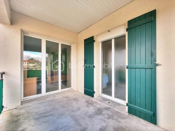 Venez découvrir SANS TARDER ce bel appartement lumineux et confortable avec terrasse, idéalement situé à Nangis, au sein d’une résidence calme et proche du centre-ville. Vous profiterez d’un environnement pratique et agréable avec commerces, commodités, écoles et gare SNCF (ligne P) sur place.

Au premier étage d’une résidence de seulement deux étages avec ascenseur, cet appartement d'une surface de 123 m² vous séduira par ses beaux volumes et ses espaces extérieurs. Il se compose d’une entrée, d’un WC indépendant avec lave-mains, d’une cuisine aménagée, d’un vaste salon-séjour de 60 m² lumineux et avec un accès direct à une grande terrasse d’environ 37 m² ce qui vous offre un bel espace de vie extérieur, d’une grande salle d’eau ainsi que deux chambres dont une dispose d’une penderie. Vous apprécierez également la loggia bénéficiant de deux accès pratique depuis une chambre et la salle d’eau.
 
Pour compléter ce bien, vous disposerez également d’un garage.

Les ++ Bonne performance énergétique C, beaux volumes, espaces extérieurs, fenêtres doubles vitrages, volets roulants électrique, interphone !!

Un appartement rare par ses volumes, sa luminosité et ses espaces extérieurs, offrant un cadre de vie à la fois confortable et fonctionnel. Alors n’attendez plus pour le découvrir ! Contactez-nous !


Pour tous renseignements complémentaires, n'hésitez pas à contacter Julien et Cindy LUCIANI au 06 52 63 33 63.