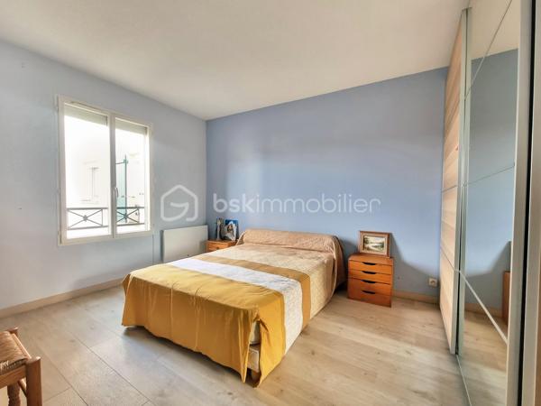 Venez découvrir SANS TARDER ce bel appartement lumineux et confortable avec terrasse, idéalement situé à Nangis, au sein d’une résidence calme et proche du centre-ville. Vous profiterez d’un environnement pratique et agréable avec commerces, commodités, écoles et gare SNCF (ligne P) sur place.

Au premier étage d’une résidence de seulement deux étages avec ascenseur, cet appartement d'une surface de 123 m² vous séduira par ses beaux volumes et ses espaces extérieurs. Il se compose d’une entrée, d’un WC indépendant avec lave-mains, d’une cuisine aménagée, d’un vaste salon-séjour de 60 m² lumineux et avec un accès direct à une grande terrasse d’environ 37 m² ce qui vous offre un bel espace de vie extérieur, d’une grande salle d’eau ainsi que deux chambres dont une dispose d’une penderie. Vous apprécierez également la loggia bénéficiant de deux accès pratique depuis une chambre et la salle d’eau.
 
Pour compléter ce bien, vous disposerez également d’un garage.

Les ++ Bonne performance énergétique C, beaux volumes, espaces extérieurs, fenêtres doubles vitrages, volets roulants électrique, interphone !!

Un appartement rare par ses volumes, sa luminosité et ses espaces extérieurs, offrant un cadre de vie à la fois confortable et fonctionnel. Alors n’attendez plus pour le découvrir ! Contactez-nous !


Pour tous renseignements complémentaires, n'hésitez pas à contacter Julien et Cindy LUCIANI au 06 52 63 33 63.