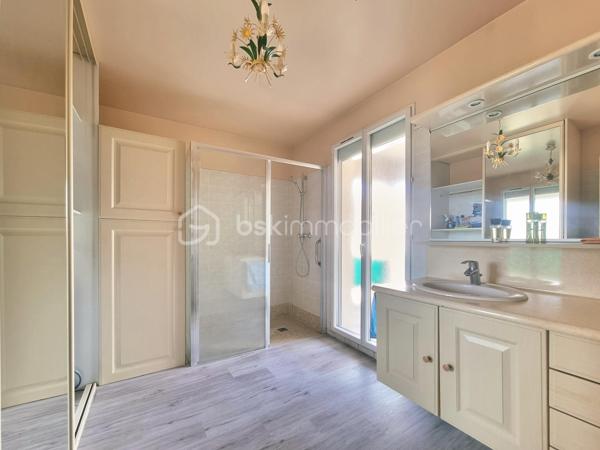 Venez découvrir SANS TARDER ce bel appartement lumineux et confortable avec terrasse, idéalement situé à Nangis, au sein d’une résidence calme et proche du centre-ville. Vous profiterez d’un environnement pratique et agréable avec commerces, commodités, écoles et gare SNCF (ligne P) sur place.

Au premier étage d’une résidence de seulement deux étages avec ascenseur, cet appartement d'une surface de 123 m² vous séduira par ses beaux volumes et ses espaces extérieurs. Il se compose d’une entrée, d’un WC indépendant avec lave-mains, d’une cuisine aménagée, d’un vaste salon-séjour de 60 m² lumineux et avec un accès direct à une grande terrasse d’environ 37 m² ce qui vous offre un bel espace de vie extérieur, d’une grande salle d’eau ainsi que deux chambres dont une dispose d’une penderie. Vous apprécierez également la loggia bénéficiant de deux accès pratique depuis une chambre et la salle d’eau.
 
Pour compléter ce bien, vous disposerez également d’un garage.

Les ++ Bonne performance énergétique C, beaux volumes, espaces extérieurs, fenêtres doubles vitrages, volets roulants électrique, interphone !!

Un appartement rare par ses volumes, sa luminosité et ses espaces extérieurs, offrant un cadre de vie à la fois confortable et fonctionnel. Alors n’attendez plus pour le découvrir ! Contactez-nous !


Pour tous renseignements complémentaires, n'hésitez pas à contacter Julien et Cindy LUCIANI au 06 52 63 33 63.