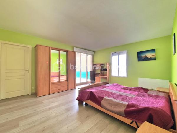 Venez découvrir SANS TARDER ce bel appartement lumineux et confortable avec terrasse, idéalement situé à Nangis, au sein d’une résidence calme et proche du centre-ville. Vous profiterez d’un environnement pratique et agréable avec commerces, commodités, écoles et gare SNCF (ligne P) sur place.

Au premier étage d’une résidence de seulement deux étages avec ascenseur, cet appartement d'une surface de 123 m² vous séduira par ses beaux volumes et ses espaces extérieurs. Il se compose d’une entrée, d’un WC indépendant avec lave-mains, d’une cuisine aménagée, d’un vaste salon-séjour de 60 m² lumineux et avec un accès direct à une grande terrasse d’environ 37 m² ce qui vous offre un bel espace de vie extérieur, d’une grande salle d’eau ainsi que deux chambres dont une dispose d’une penderie. Vous apprécierez également la loggia bénéficiant de deux accès pratique depuis une chambre et la salle d’eau.
 
Pour compléter ce bien, vous disposerez également d’un garage.

Les ++ Bonne performance énergétique C, beaux volumes, espaces extérieurs, fenêtres doubles vitrages, volets roulants électrique, interphone !!

Un appartement rare par ses volumes, sa luminosité et ses espaces extérieurs, offrant un cadre de vie à la fois confortable et fonctionnel. Alors n’attendez plus pour le découvrir ! Contactez-nous !


Pour tous renseignements complémentaires, n'hésitez pas à contacter Julien et Cindy LUCIANI au 06 52 63 33 63.