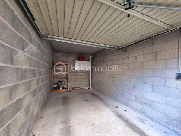 Venez découvrir SANS TARDER ce bel appartement lumineux et confortable avec terrasse, idéalement situé à Nangis, au sein d’une résidence calme et proche du centre-ville. Vous profiterez d’un environnement pratique et agréable avec commerces, commodités, écoles et gare SNCF (ligne P) sur place.

Au premier étage d’une résidence de seulement deux étages avec ascenseur, cet appartement d'une surface de 123 m² vous séduira par ses beaux volumes et ses espaces extérieurs. Il se compose d’une entrée, d’un WC indépendant avec lave-mains, d’une cuisine aménagée, d’un vaste salon-séjour de 60 m² lumineux et avec un accès direct à une grande terrasse d’environ 37 m² ce qui vous offre un bel espace de vie extérieur, d’une grande salle d’eau ainsi que deux chambres dont une dispose d’une penderie. Vous apprécierez également la loggia bénéficiant de deux accès pratique depuis une chambre et la salle d’eau.
 
Pour compléter ce bien, vous disposerez également d’un garage.

Les ++ Bonne performance énergétique C, beaux volumes, espaces extérieurs, fenêtres doubles vitrages, volets roulants électrique, interphone !!

Un appartement rare par ses volumes, sa luminosité et ses espaces extérieurs, offrant un cadre de vie à la fois confortable et fonctionnel. Alors n’attendez plus pour le découvrir ! Contactez-nous !


Pour tous renseignements complémentaires, n'hésitez pas à contacter Julien et Cindy LUCIANI au 06 52 63 33 63.