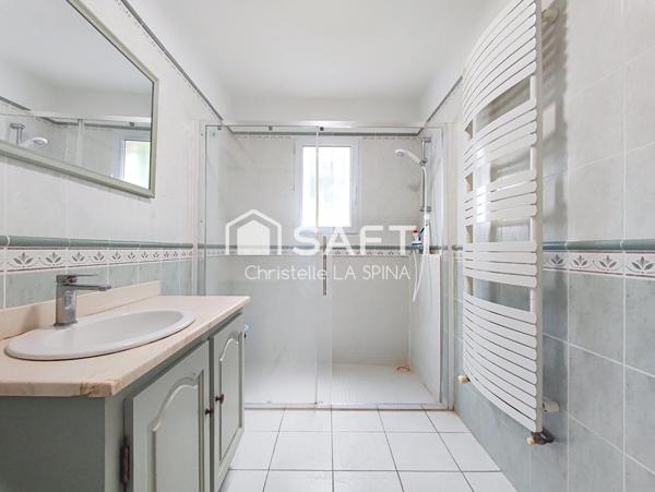 Maison de plain-pied avec jardin arboré et piscinable