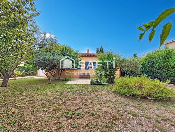 Maison de plain-pied avec jardin arboré et piscinable
