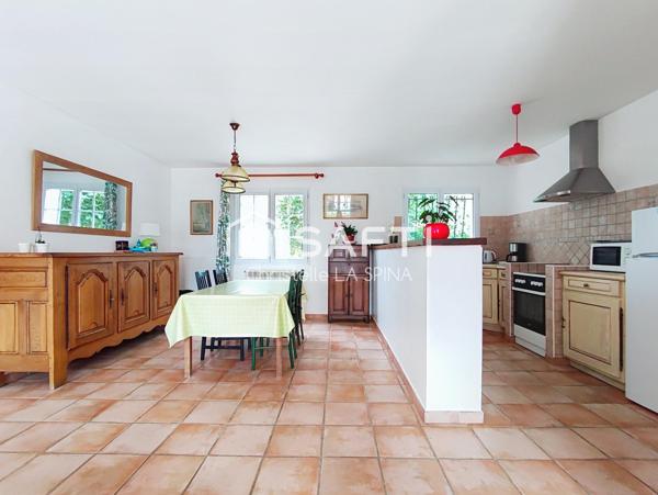 Maison de plain-pied avec jardin arboré et piscinable