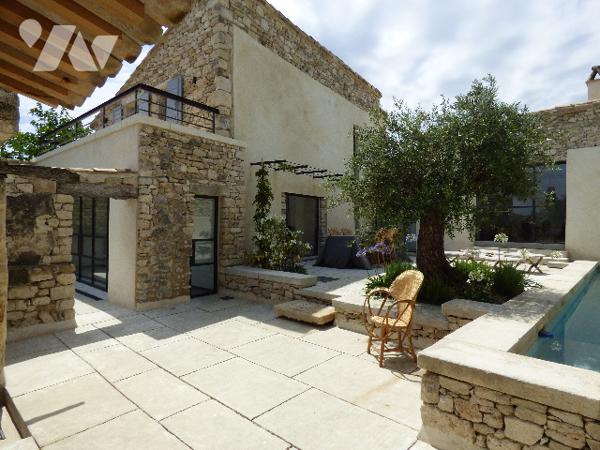 Magnifique propriété de prestige avec vue dominante, située à qq minutes de GRIGNAN au calme