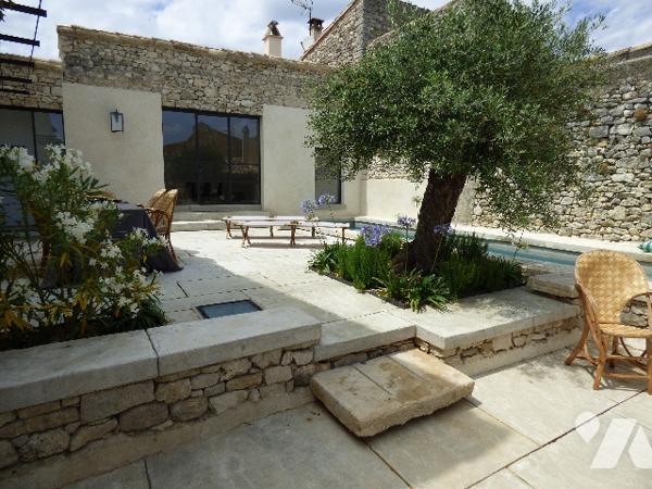 Magnifique propriété de prestige avec vue dominante, située à qq minutes de GRIGNAN au calme