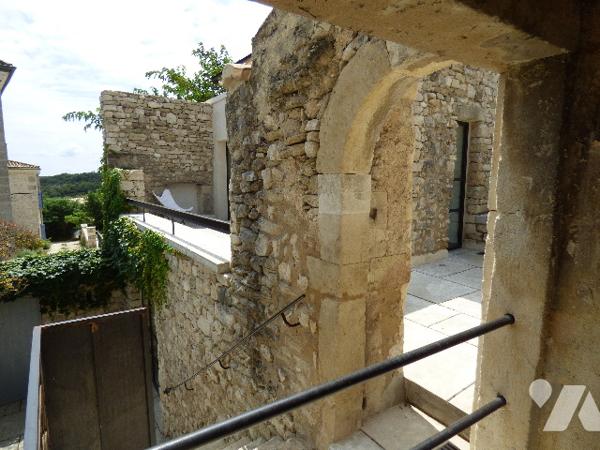 Magnifique propriété de prestige avec vue dominante, située à qq minutes de GRIGNAN au calme