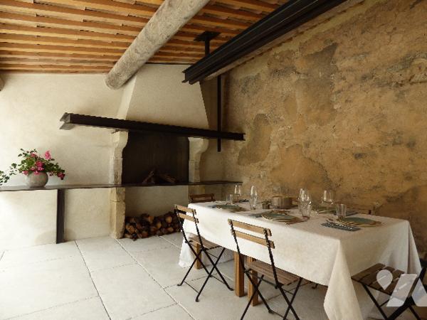 Magnifique propriété de prestige avec vue dominante, située à qq minutes de GRIGNAN au calme