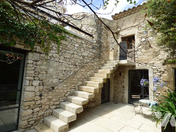 Magnifique propriété de prestige avec vue dominante, située à qq minutes de GRIGNAN au calme