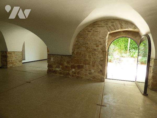 Magnifique propriété de prestige avec vue dominante, située à qq minutes de GRIGNAN au calme