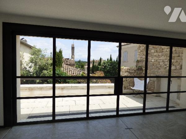 Magnifique propriété de prestige avec vue dominante, située à qq minutes de GRIGNAN au calme