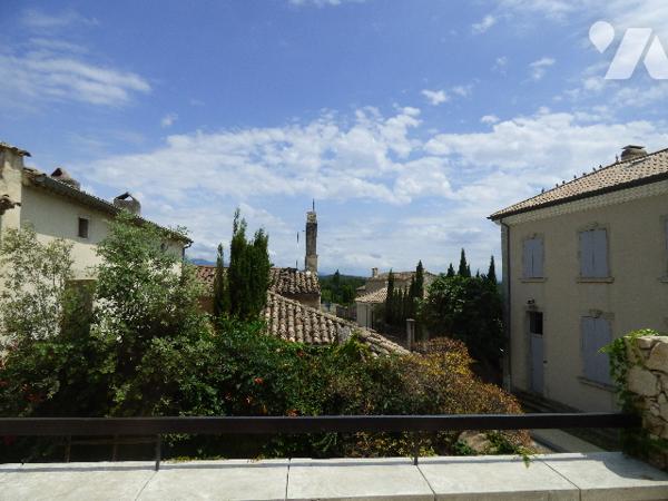 Magnifique propriété de prestige avec vue dominante, située à qq minutes de GRIGNAN au calme