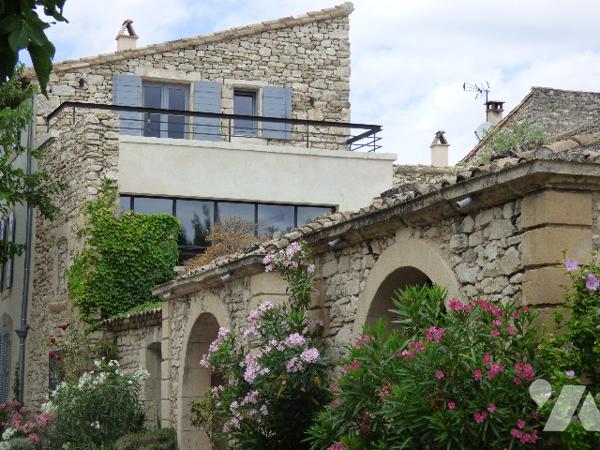 Magnifique propriété de prestige avec vue dominante, située à qq minutes de GRIGNAN au calme