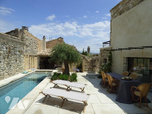 Magnifique propriété de prestige avec vue dominante, située à qq minutes de GRIGNAN au calme