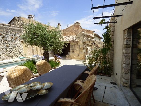 Magnifique propriété de prestige avec vue dominante, située à qq minutes de GRIGNAN au calme