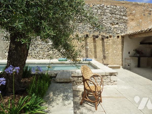 Magnifique propriété de prestige avec vue dominante, située à qq minutes de GRIGNAN au calme