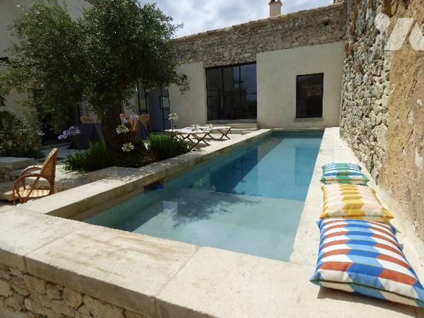 Magnifique propriété de prestige avec vue dominante, située à qq minutes de GRIGNAN au calme