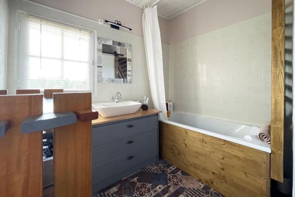 CHARENTAISE DE 165,5 M² SUR UNE PARCELLE DE 1 180 M² AVEC PISCINE ET GARAGE