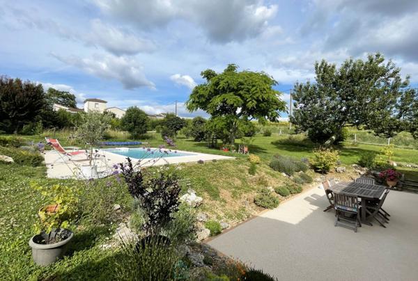 CHARENTAISE DE 165,5 M² SUR UNE PARCELLE DE 1 180 M² AVEC PISCINE ET GARAGE