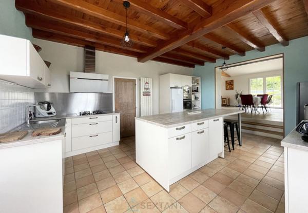 CHARENTAISE DE 165,5 M² SUR UNE PARCELLE DE 1 180 M² AVEC PISCINE ET GARAGE