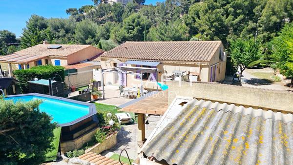 :  Villa au calme avec jardin, piscine et énergie verte