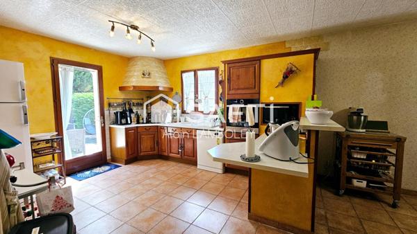 :  Villa au calme avec jardin, piscine et énergie verte