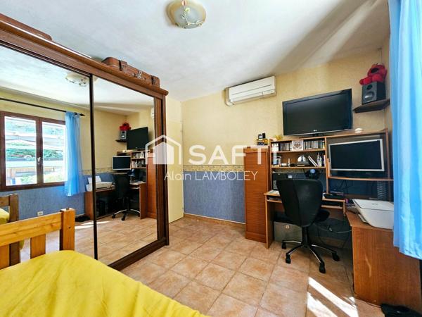 :  Villa au calme avec jardin, piscine et énergie verte