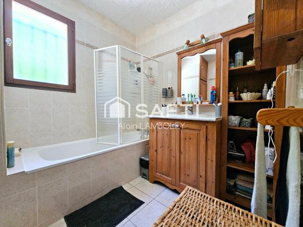 :  Villa au calme avec jardin, piscine et énergie verte