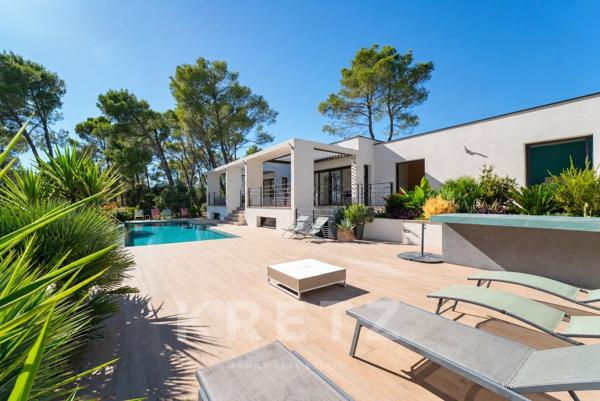 Villa d'exception avec dépendances et vue dégagée panoramique