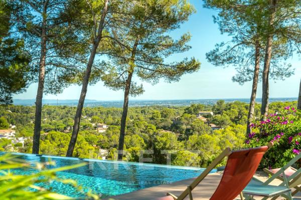 Villa d'exception avec dépendances et vue dégagée panoramique