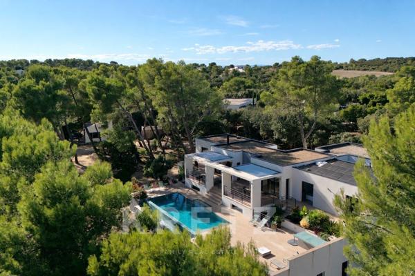 Villa d'exception avec dépendances et vue dégagée panoramique