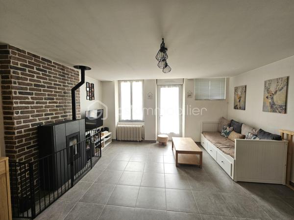Laissez-vous séduire par cette superbe maison familiale rénovée, où l'élégance s'associe à une atmosphère profondément chaleureuse.

L’entrée de la maison offre un accueil lumineux et moderne suivie de son salon / salle à manger sublimé par un poêle à bois idéal pour vos soirées d'hiver. Dans son prolongement direct, vous découvrirez une cuisine moderne, entièrement équipée et pensée pour les passionnés de cuisine et de moments partagés.

Conçue pour offrir à chacun son intimité, la maison dispose de 5 chambres spacieuses :

  Au rez-de-chaussée : Une configuration de plain-pied comprenant deux chambres, dont une suite parentale avec sa salle de bain et son dressing privatifs.  À l’étage : Une superbe mezzanine distribue trois belles chambres supplémentaires (dont une avec dressing), une seconde salle de bain et un WC indépendant.

Côté prestations, rien n’a été laissé au hasard pour votre confort quotidien : profitez d'une climatisation réversible pour des étés toujours frais, couplée à l'efficacité d'un chauffage central au gaz de ville.

À l’extérieur, la visite se poursuit sur un magnifique terrain arboré de 802 m² et sa terrasse, parfait pour les moments de détente en plein air, un garage indépendant situé à l’arrière de la propriété vient compléter ce bien. 

 Une opportunité rare sur le secteur. Aucun travaux à prévoir : posez simplement vos valises !