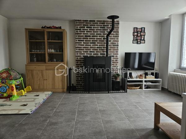 Laissez-vous séduire par cette superbe maison familiale rénovée, où l'élégance s'associe à une atmosphère profondément chaleureuse.

L’entrée de la maison offre un accueil lumineux et moderne suivie de son salon / salle à manger sublimé par un poêle à bois idéal pour vos soirées d'hiver. Dans son prolongement direct, vous découvrirez une cuisine moderne, entièrement équipée et pensée pour les passionnés de cuisine et de moments partagés.

Conçue pour offrir à chacun son intimité, la maison dispose de 5 chambres spacieuses :

  Au rez-de-chaussée : Une configuration de plain-pied comprenant deux chambres, dont une suite parentale avec sa salle de bain et son dressing privatifs.  À l’étage : Une superbe mezzanine distribue trois belles chambres supplémentaires (dont une avec dressing), une seconde salle de bain et un WC indépendant.

Côté prestations, rien n’a été laissé au hasard pour votre confort quotidien : profitez d'une climatisation réversible pour des étés toujours frais, couplée à l'efficacité d'un chauffage central au gaz de ville.

À l’extérieur, la visite se poursuit sur un magnifique terrain arboré de 802 m² et sa terrasse, parfait pour les moments de détente en plein air, un garage indépendant situé à l’arrière de la propriété vient compléter ce bien. 

 Une opportunité rare sur le secteur. Aucun travaux à prévoir : posez simplement vos valises !