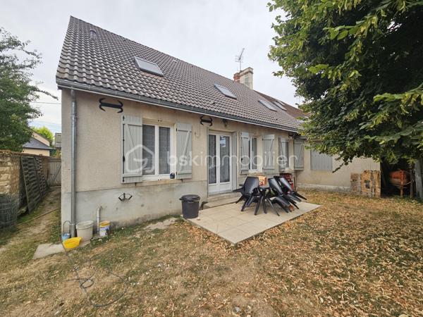Laissez-vous séduire par cette superbe maison familiale rénovée, où l'élégance s'associe à une atmosphère profondément chaleureuse.

L’entrée de la maison offre un accueil lumineux et moderne suivie de son salon / salle à manger sublimé par un poêle à bois idéal pour vos soirées d'hiver. Dans son prolongement direct, vous découvrirez une cuisine moderne, entièrement équipée et pensée pour les passionnés de cuisine et de moments partagés.

Conçue pour offrir à chacun son intimité, la maison dispose de 5 chambres spacieuses :

  Au rez-de-chaussée : Une configuration de plain-pied comprenant deux chambres, dont une suite parentale avec sa salle de bain et son dressing privatifs.  À l’étage : Une superbe mezzanine distribue trois belles chambres supplémentaires (dont une avec dressing), une seconde salle de bain et un WC indépendant.

Côté prestations, rien n’a été laissé au hasard pour votre confort quotidien : profitez d'une climatisation réversible pour des étés toujours frais, couplée à l'efficacité d'un chauffage central au gaz de ville.

À l’extérieur, la visite se poursuit sur un magnifique terrain arboré de 802 m² et sa terrasse, parfait pour les moments de détente en plein air, un garage indépendant situé à l’arrière de la propriété vient compléter ce bien. 

 Une opportunité rare sur le secteur. Aucun travaux à prévoir : posez simplement vos valises !
