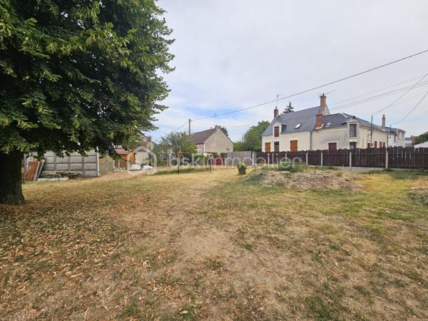 Laissez-vous séduire par cette superbe maison familiale rénovée, où l'élégance s'associe à une atmosphère profondément chaleureuse.

L’entrée de la maison offre un accueil lumineux et moderne suivie de son salon / salle à manger sublimé par un poêle à bois idéal pour vos soirées d'hiver. Dans son prolongement direct, vous découvrirez une cuisine moderne, entièrement équipée et pensée pour les passionnés de cuisine et de moments partagés.

Conçue pour offrir à chacun son intimité, la maison dispose de 5 chambres spacieuses :

  Au rez-de-chaussée : Une configuration de plain-pied comprenant deux chambres, dont une suite parentale avec sa salle de bain et son dressing privatifs.  À l’étage : Une superbe mezzanine distribue trois belles chambres supplémentaires (dont une avec dressing), une seconde salle de bain et un WC indépendant.

Côté prestations, rien n’a été laissé au hasard pour votre confort quotidien : profitez d'une climatisation réversible pour des étés toujours frais, couplée à l'efficacité d'un chauffage central au gaz de ville.

À l’extérieur, la visite se poursuit sur un magnifique terrain arboré de 802 m² et sa terrasse, parfait pour les moments de détente en plein air, un garage indépendant situé à l’arrière de la propriété vient compléter ce bien. 

 Une opportunité rare sur le secteur. Aucun travaux à prévoir : posez simplement vos valises !