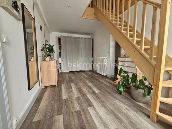 Laissez-vous séduire par cette superbe maison familiale rénovée, où l'élégance s'associe à une atmosphère profondément chaleureuse.

L’entrée de la maison offre un accueil lumineux et moderne suivie de son salon / salle à manger sublimé par un poêle à bois idéal pour vos soirées d'hiver. Dans son prolongement direct, vous découvrirez une cuisine moderne, entièrement équipée et pensée pour les passionnés de cuisine et de moments partagés.

Conçue pour offrir à chacun son intimité, la maison dispose de 5 chambres spacieuses :

  Au rez-de-chaussée : Une configuration de plain-pied comprenant deux chambres, dont une suite parentale avec sa salle de bain et son dressing privatifs.  À l’étage : Une superbe mezzanine distribue trois belles chambres supplémentaires (dont une avec dressing), une seconde salle de bain et un WC indépendant.

Côté prestations, rien n’a été laissé au hasard pour votre confort quotidien : profitez d'une climatisation réversible pour des étés toujours frais, couplée à l'efficacité d'un chauffage central au gaz de ville.

À l’extérieur, la visite se poursuit sur un magnifique terrain arboré de 802 m² et sa terrasse, parfait pour les moments de détente en plein air, un garage indépendant situé à l’arrière de la propriété vient compléter ce bien. 

 Une opportunité rare sur le secteur. Aucun travaux à prévoir : posez simplement vos valises !
