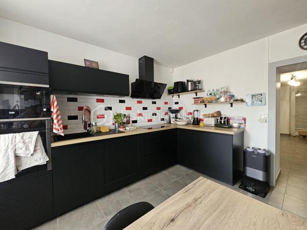 Laissez-vous séduire par cette superbe maison familiale rénovée, où l'élégance s'associe à une atmosphère profondément chaleureuse.

L’entrée de la maison offre un accueil lumineux et moderne suivie de son salon / salle à manger sublimé par un poêle à bois idéal pour vos soirées d'hiver. Dans son prolongement direct, vous découvrirez une cuisine moderne, entièrement équipée et pensée pour les passionnés de cuisine et de moments partagés.

Conçue pour offrir à chacun son intimité, la maison dispose de 5 chambres spacieuses :

  Au rez-de-chaussée : Une configuration de plain-pied comprenant deux chambres, dont une suite parentale avec sa salle de bain et son dressing privatifs.  À l’étage : Une superbe mezzanine distribue trois belles chambres supplémentaires (dont une avec dressing), une seconde salle de bain et un WC indépendant.

Côté prestations, rien n’a été laissé au hasard pour votre confort quotidien : profitez d'une climatisation réversible pour des étés toujours frais, couplée à l'efficacité d'un chauffage central au gaz de ville.

À l’extérieur, la visite se poursuit sur un magnifique terrain arboré de 802 m² et sa terrasse, parfait pour les moments de détente en plein air, un garage indépendant situé à l’arrière de la propriété vient compléter ce bien. 

 Une opportunité rare sur le secteur. Aucun travaux à prévoir : posez simplement vos valises !
