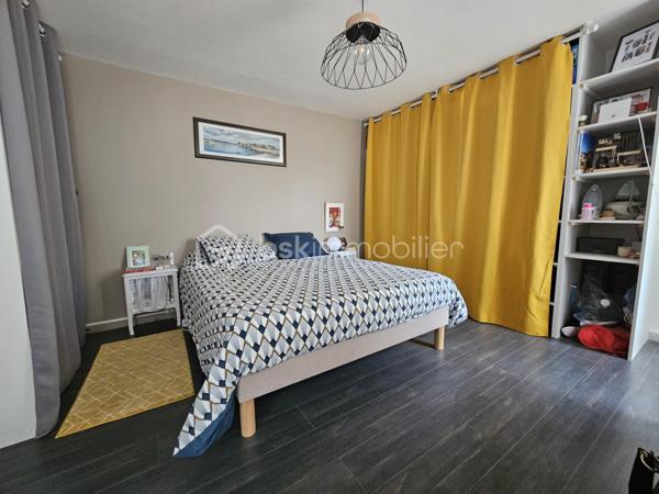 Laissez-vous séduire par cette superbe maison familiale rénovée, où l'élégance s'associe à une atmosphère profondément chaleureuse.

L’entrée de la maison offre un accueil lumineux et moderne suivie de son salon / salle à manger sublimé par un poêle à bois idéal pour vos soirées d'hiver. Dans son prolongement direct, vous découvrirez une cuisine moderne, entièrement équipée et pensée pour les passionnés de cuisine et de moments partagés.

Conçue pour offrir à chacun son intimité, la maison dispose de 5 chambres spacieuses :

  Au rez-de-chaussée : Une configuration de plain-pied comprenant deux chambres, dont une suite parentale avec sa salle de bain et son dressing privatifs.  À l’étage : Une superbe mezzanine distribue trois belles chambres supplémentaires (dont une avec dressing), une seconde salle de bain et un WC indépendant.

Côté prestations, rien n’a été laissé au hasard pour votre confort quotidien : profitez d'une climatisation réversible pour des étés toujours frais, couplée à l'efficacité d'un chauffage central au gaz de ville.

À l’extérieur, la visite se poursuit sur un magnifique terrain arboré de 802 m² et sa terrasse, parfait pour les moments de détente en plein air, un garage indépendant situé à l’arrière de la propriété vient compléter ce bien. 

 Une opportunité rare sur le secteur. Aucun travaux à prévoir : posez simplement vos valises !