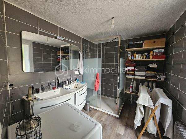 Laissez-vous séduire par cette superbe maison familiale rénovée, où l'élégance s'associe à une atmosphère profondément chaleureuse.

L’entrée de la maison offre un accueil lumineux et moderne suivie de son salon / salle à manger sublimé par un poêle à bois idéal pour vos soirées d'hiver. Dans son prolongement direct, vous découvrirez une cuisine moderne, entièrement équipée et pensée pour les passionnés de cuisine et de moments partagés.

Conçue pour offrir à chacun son intimité, la maison dispose de 5 chambres spacieuses :

  Au rez-de-chaussée : Une configuration de plain-pied comprenant deux chambres, dont une suite parentale avec sa salle de bain et son dressing privatifs.  À l’étage : Une superbe mezzanine distribue trois belles chambres supplémentaires (dont une avec dressing), une seconde salle de bain et un WC indépendant.

Côté prestations, rien n’a été laissé au hasard pour votre confort quotidien : profitez d'une climatisation réversible pour des étés toujours frais, couplée à l'efficacité d'un chauffage central au gaz de ville.

À l’extérieur, la visite se poursuit sur un magnifique terrain arboré de 802 m² et sa terrasse, parfait pour les moments de détente en plein air, un garage indépendant situé à l’arrière de la propriété vient compléter ce bien. 

 Une opportunité rare sur le secteur. Aucun travaux à prévoir : posez simplement vos valises !