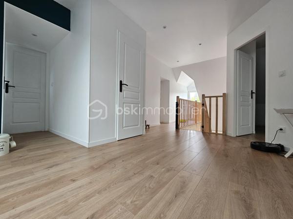 Laissez-vous séduire par cette superbe maison familiale rénovée, où l'élégance s'associe à une atmosphère profondément chaleureuse.

L’entrée de la maison offre un accueil lumineux et moderne suivie de son salon / salle à manger sublimé par un poêle à bois idéal pour vos soirées d'hiver. Dans son prolongement direct, vous découvrirez une cuisine moderne, entièrement équipée et pensée pour les passionnés de cuisine et de moments partagés.

Conçue pour offrir à chacun son intimité, la maison dispose de 5 chambres spacieuses :

  Au rez-de-chaussée : Une configuration de plain-pied comprenant deux chambres, dont une suite parentale avec sa salle de bain et son dressing privatifs.  À l’étage : Une superbe mezzanine distribue trois belles chambres supplémentaires (dont une avec dressing), une seconde salle de bain et un WC indépendant.

Côté prestations, rien n’a été laissé au hasard pour votre confort quotidien : profitez d'une climatisation réversible pour des étés toujours frais, couplée à l'efficacité d'un chauffage central au gaz de ville.

À l’extérieur, la visite se poursuit sur un magnifique terrain arboré de 802 m² et sa terrasse, parfait pour les moments de détente en plein air, un garage indépendant situé à l’arrière de la propriété vient compléter ce bien. 

 Une opportunité rare sur le secteur. Aucun travaux à prévoir : posez simplement vos valises !