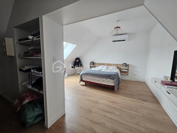 Laissez-vous séduire par cette superbe maison familiale rénovée, où l'élégance s'associe à une atmosphère profondément chaleureuse.

L’entrée de la maison offre un accueil lumineux et moderne suivie de son salon / salle à manger sublimé par un poêle à bois idéal pour vos soirées d'hiver. Dans son prolongement direct, vous découvrirez une cuisine moderne, entièrement équipée et pensée pour les passionnés de cuisine et de moments partagés.

Conçue pour offrir à chacun son intimité, la maison dispose de 5 chambres spacieuses :

  Au rez-de-chaussée : Une configuration de plain-pied comprenant deux chambres, dont une suite parentale avec sa salle de bain et son dressing privatifs.  À l’étage : Une superbe mezzanine distribue trois belles chambres supplémentaires (dont une avec dressing), une seconde salle de bain et un WC indépendant.

Côté prestations, rien n’a été laissé au hasard pour votre confort quotidien : profitez d'une climatisation réversible pour des étés toujours frais, couplée à l'efficacité d'un chauffage central au gaz de ville.

À l’extérieur, la visite se poursuit sur un magnifique terrain arboré de 802 m² et sa terrasse, parfait pour les moments de détente en plein air, un garage indépendant situé à l’arrière de la propriété vient compléter ce bien. 

 Une opportunité rare sur le secteur. Aucun travaux à prévoir : posez simplement vos valises !