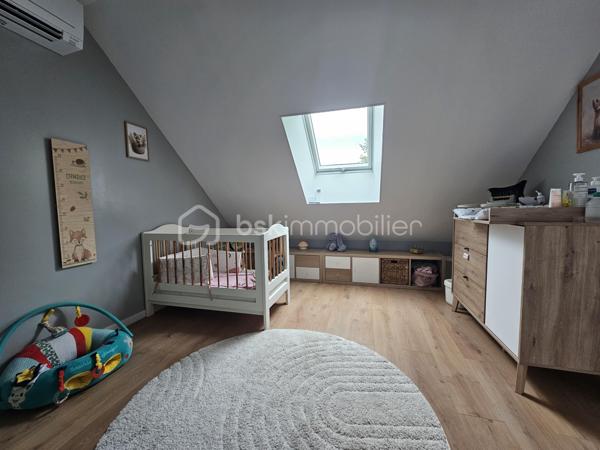 Laissez-vous séduire par cette superbe maison familiale rénovée, où l'élégance s'associe à une atmosphère profondément chaleureuse.

L’entrée de la maison offre un accueil lumineux et moderne suivie de son salon / salle à manger sublimé par un poêle à bois idéal pour vos soirées d'hiver. Dans son prolongement direct, vous découvrirez une cuisine moderne, entièrement équipée et pensée pour les passionnés de cuisine et de moments partagés.

Conçue pour offrir à chacun son intimité, la maison dispose de 5 chambres spacieuses :

  Au rez-de-chaussée : Une configuration de plain-pied comprenant deux chambres, dont une suite parentale avec sa salle de bain et son dressing privatifs.  À l’étage : Une superbe mezzanine distribue trois belles chambres supplémentaires (dont une avec dressing), une seconde salle de bain et un WC indépendant.

Côté prestations, rien n’a été laissé au hasard pour votre confort quotidien : profitez d'une climatisation réversible pour des étés toujours frais, couplée à l'efficacité d'un chauffage central au gaz de ville.

À l’extérieur, la visite se poursuit sur un magnifique terrain arboré de 802 m² et sa terrasse, parfait pour les moments de détente en plein air, un garage indépendant situé à l’arrière de la propriété vient compléter ce bien. 

 Une opportunité rare sur le secteur. Aucun travaux à prévoir : posez simplement vos valises !