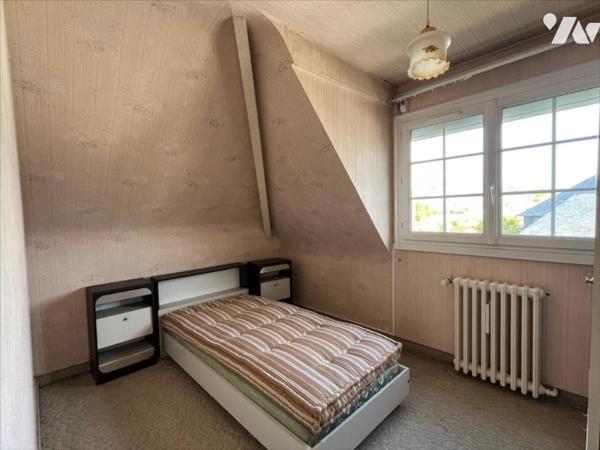 MAISON A USAGE D'HABITATION MITOYENNE D'UN COTE