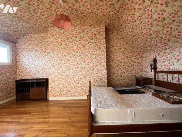 MAISON A USAGE D'HABITATION MITOYENNE D'UN COTE