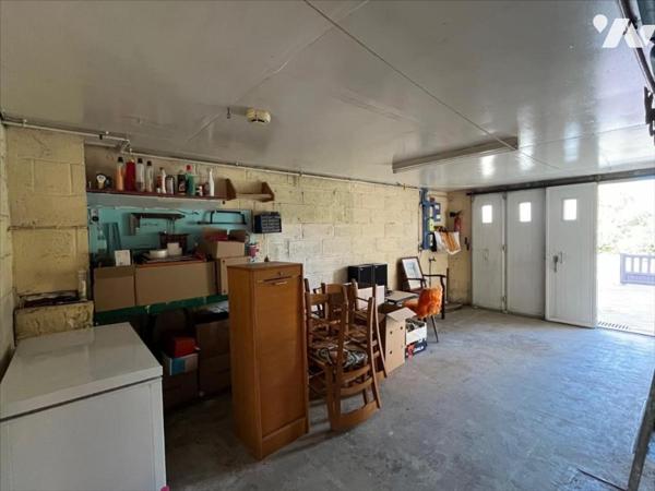 MAISON A USAGE D'HABITATION MITOYENNE D'UN COTE