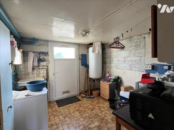 MAISON A USAGE D'HABITATION MITOYENNE D'UN COTE