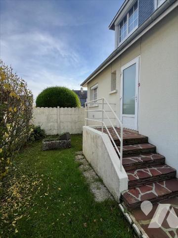 MAISON A USAGE D'HABITATION MITOYENNE D'UN COTE