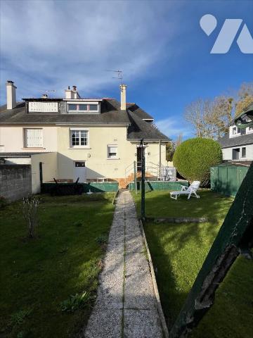 MAISON A USAGE D'HABITATION MITOYENNE D'UN COTE