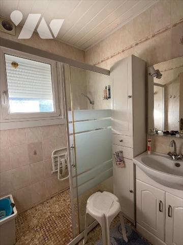 MAISON A USAGE D'HABITATION MITOYENNE D'UN COTE